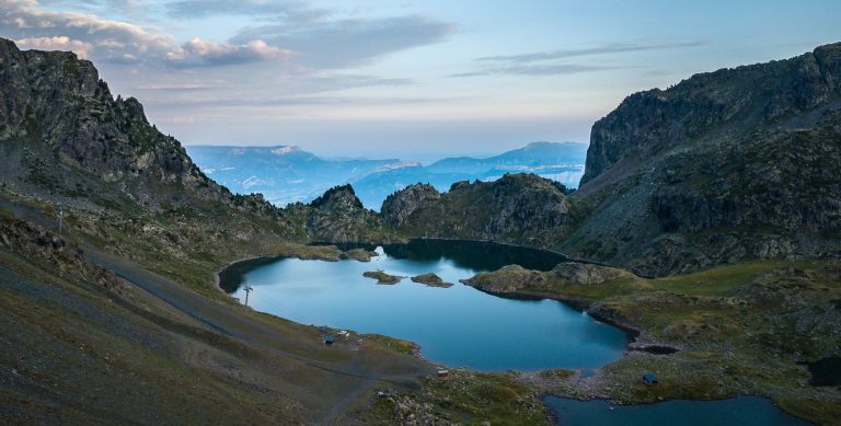 Lac paisible entouré de montagnes.