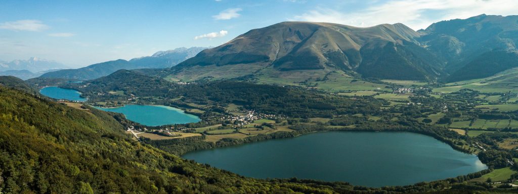 Lacs entourés de montagnes verdoyantes.