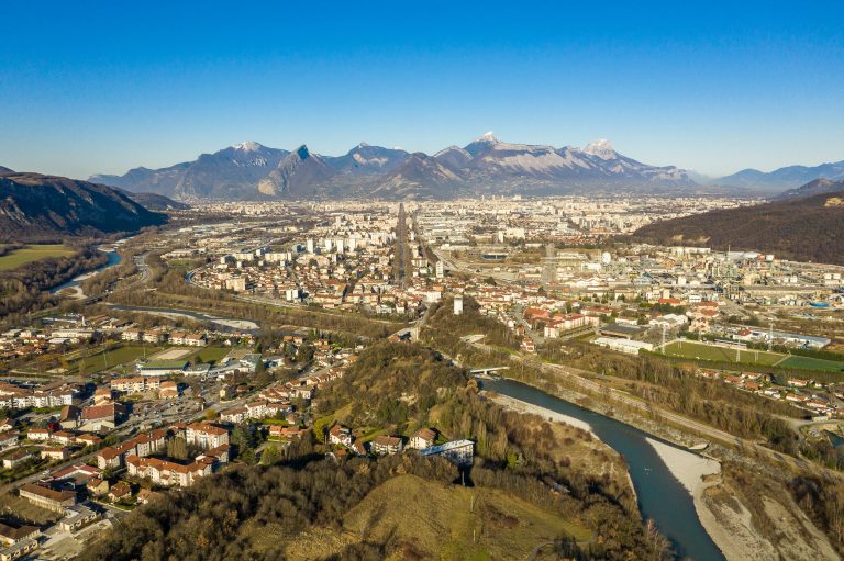 L’agglomération grenobloise au pied des montagnes, vue par drone