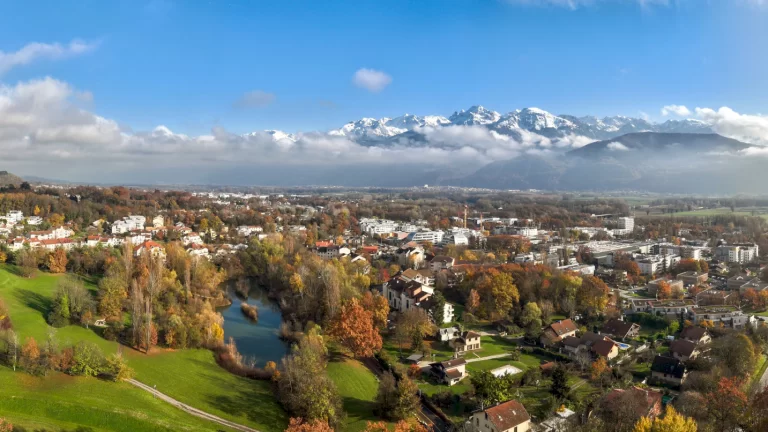 Meylan, au pied des montagnes, vu par drone