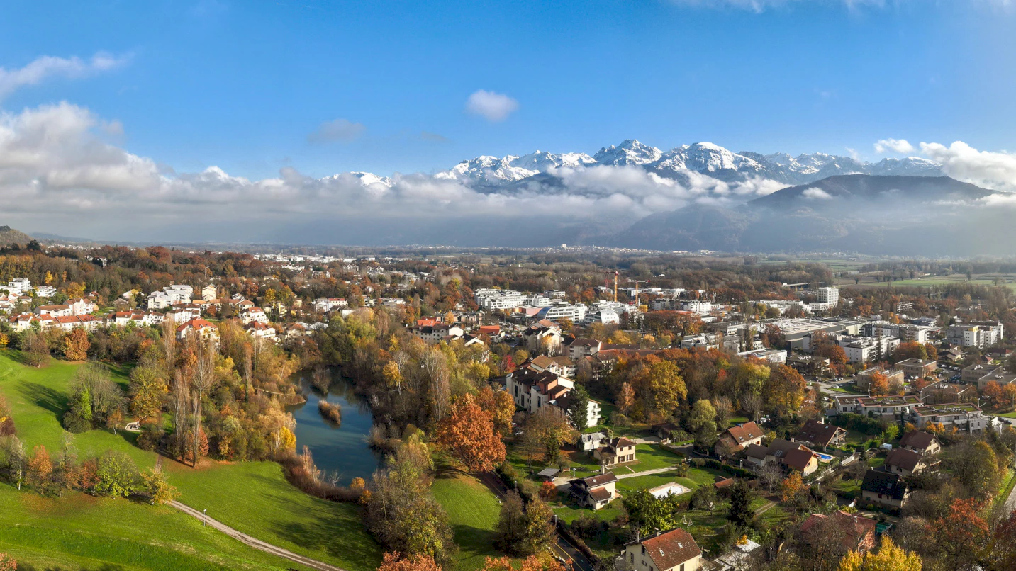 Meylan, au pied des montagnes, vu par drone