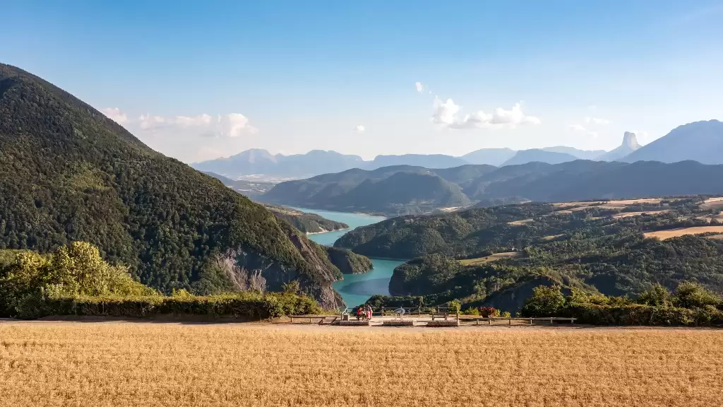 Vue aérienne par drone du lac de Monteynard et du Mont Aiguille