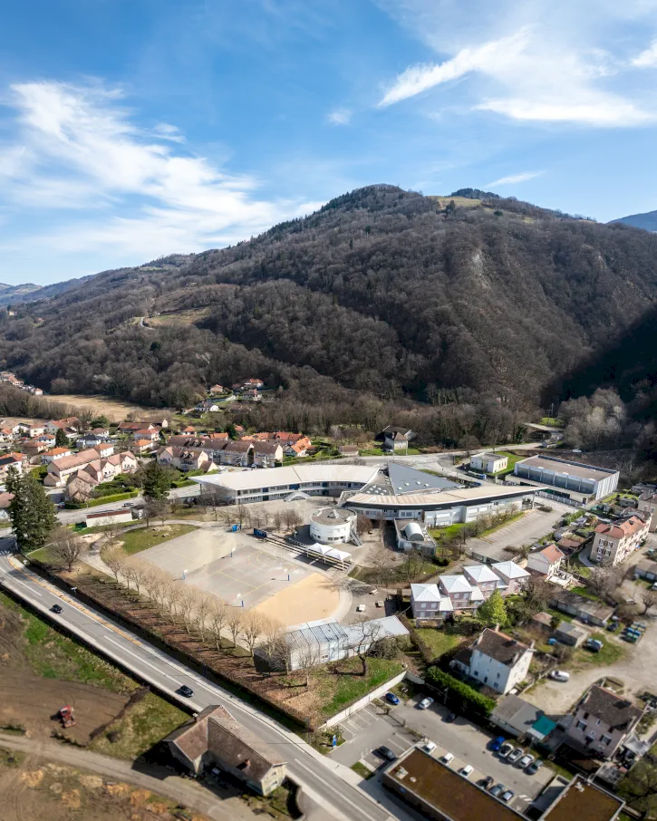 Le collège Belledonne à Villard-Bonnot vu par drone, avant sa réhabilitation