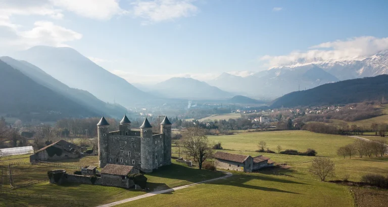 Vue aérienne par drone du château de Bon Repos à Jarrie