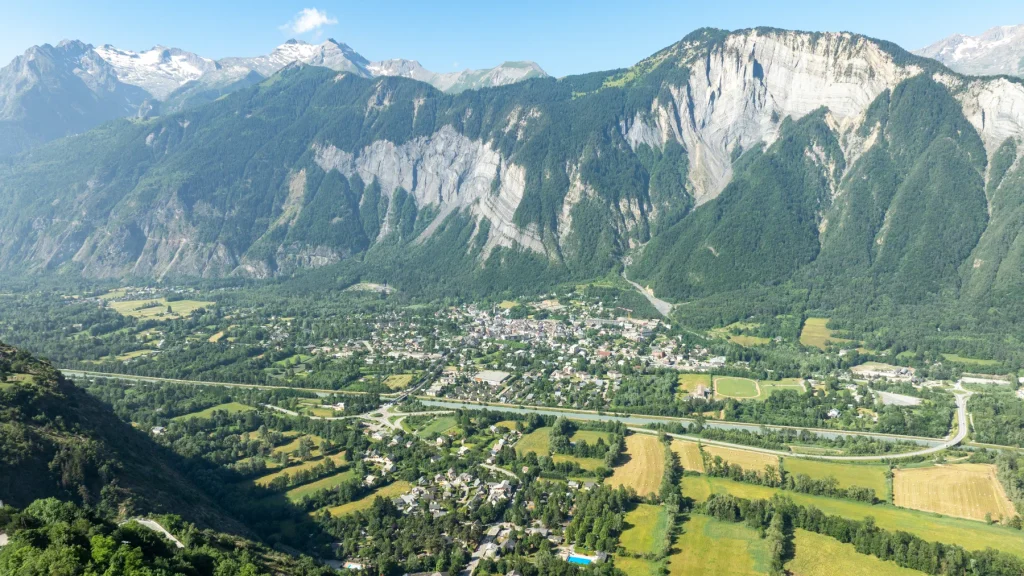 Le Bourg-d’Oisans et sa vallée vus par drone