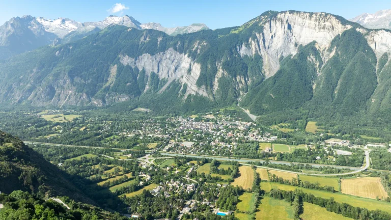Le Bourg-d’Oisans et sa vallée vus par drone
