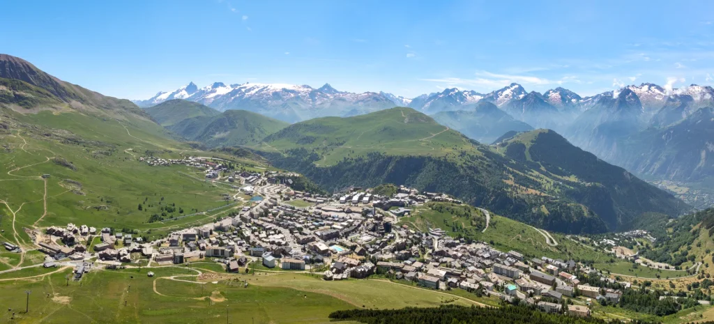 L’Alpe d’Huez en été, vue par drone