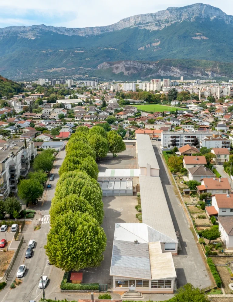 Vue aérienne par drone d’un groupe scolaire à Échirolles avant le réaménagement de sa cour