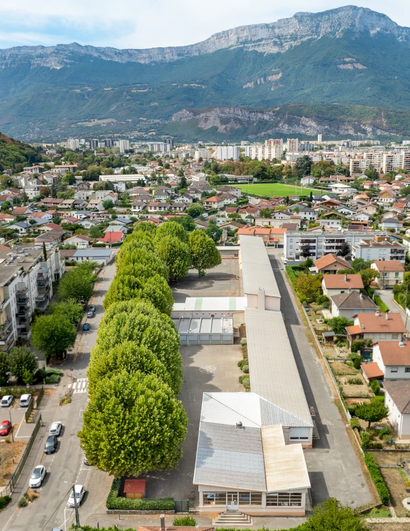 Vue aérienne par drone d’un groupe scolaire à Échirolles avant le réaménagement de sa cour