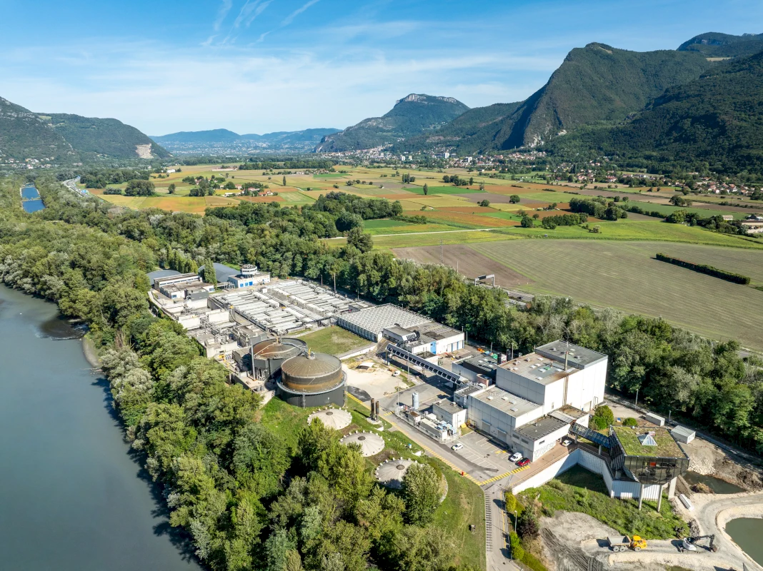 Vue aérienne par drone de l’Aquapole et de la plaine de l’Isère