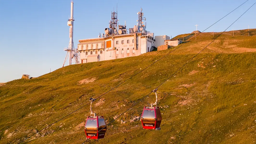 Le sommet de Chamrousse et ses télécabines vus par drone