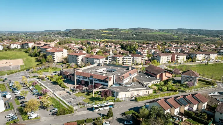 Vue aérienne par drone du collège de L’Isle-d’Abeau en rénovation