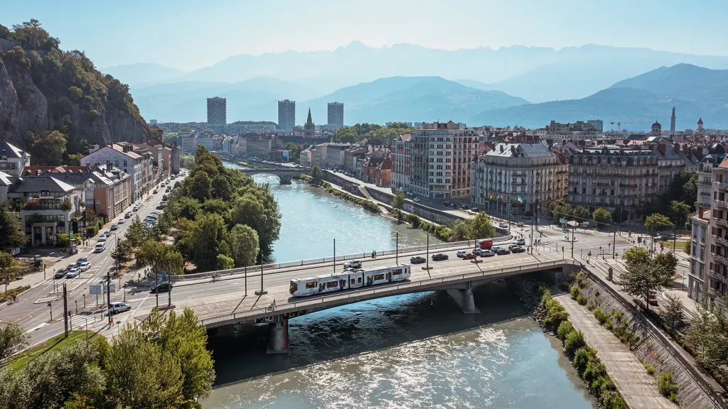 Grenoble, l’Isère et ses quais vus par drone