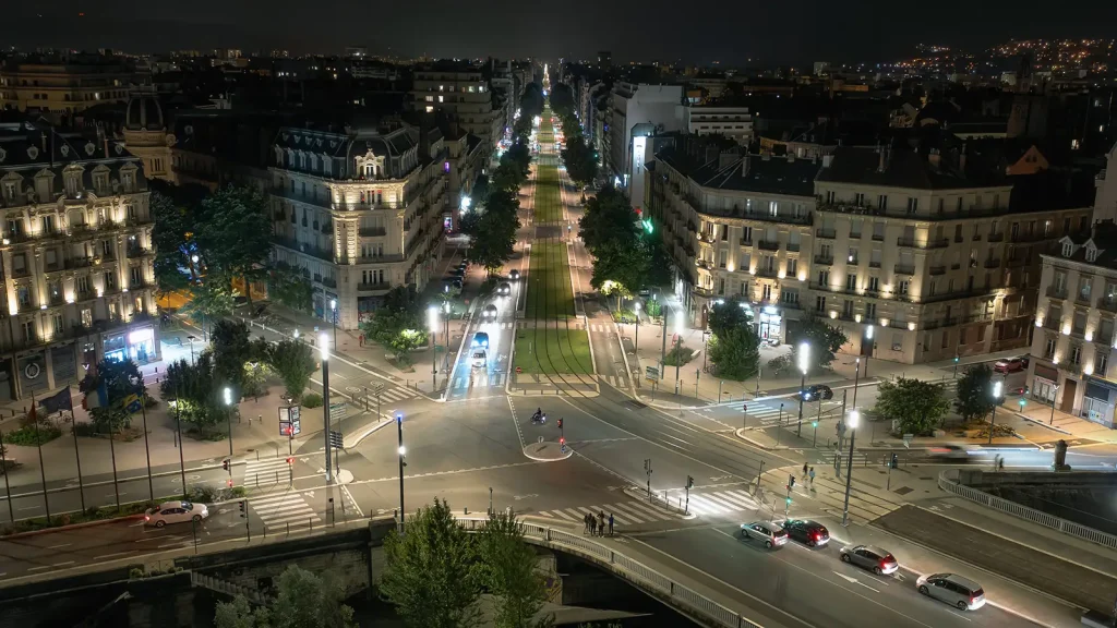 Grenoble de nuit, vue aérienne par drone