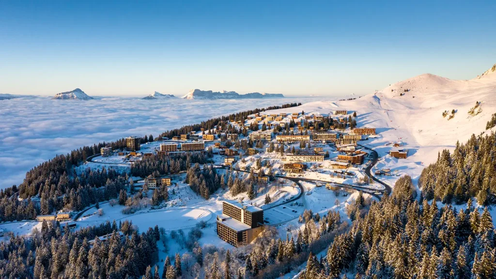 Chamrousse au-dessus d’une mer de nuages, vue par drone