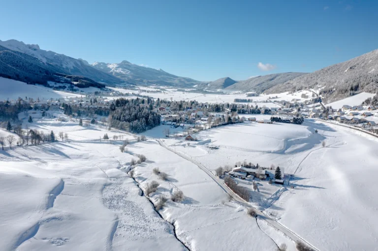 Le plateau du Vercors sous la neige, vu par drone