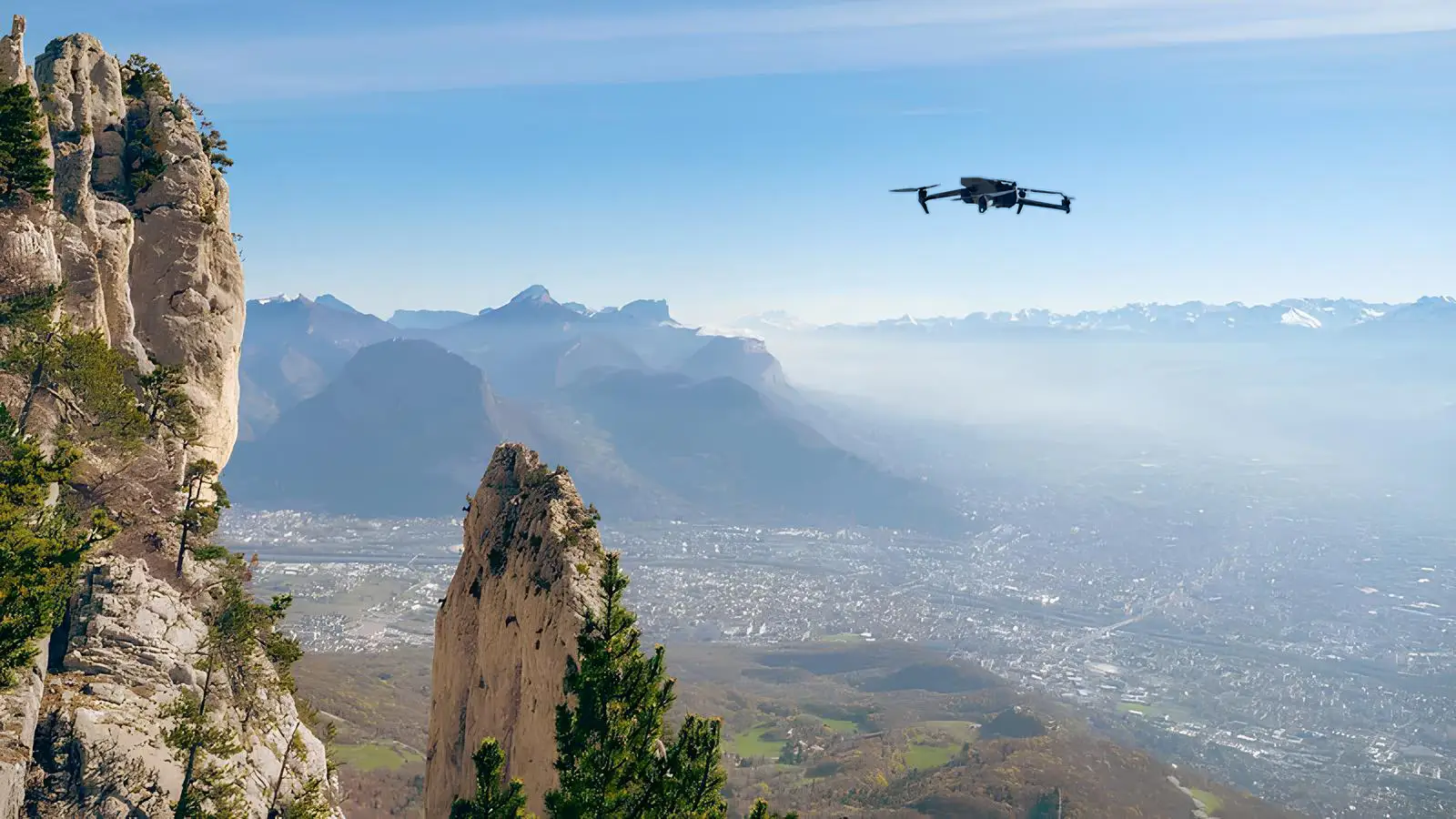Drone en vol au-dessus de la cuvette grenobloise