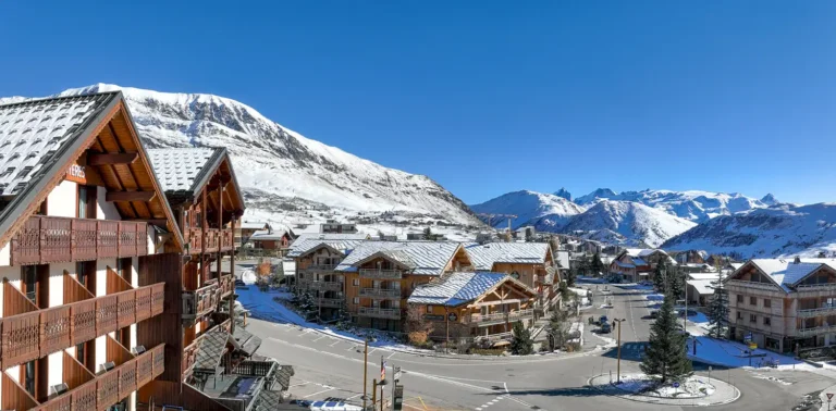 Chalets et sommets des 2 Alpes vus par drone