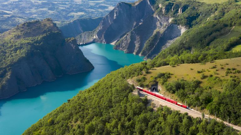 Le petit train de La Mure au-dessus du lac de Monteynard, vu par drone