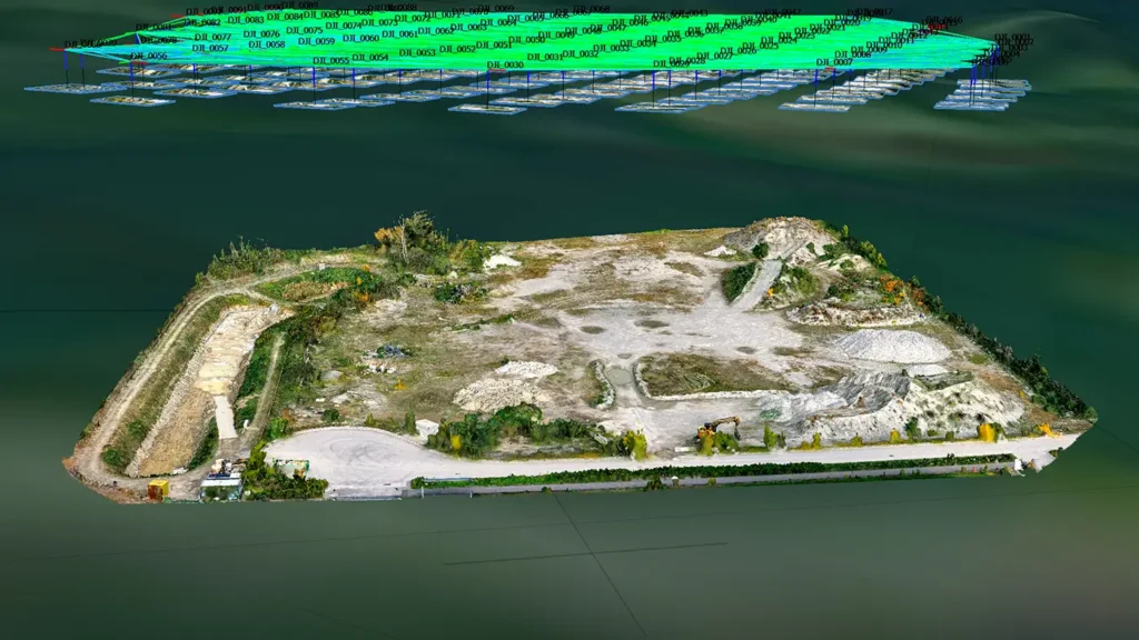 Modèle 3D d’un terrain reconstitué par photogrammétrie, avec au-dessus les positions de prise de vue du drone