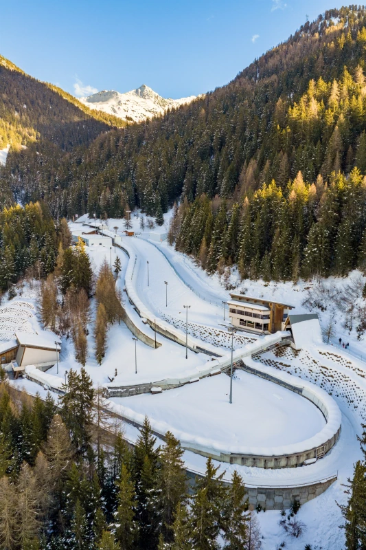 La piste de bobsleigh de La Plagne (Savoie) vue par drone en hiver