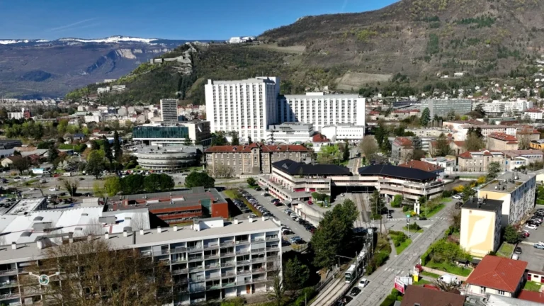 Le CHU Grenoble Alpes vu par drone
