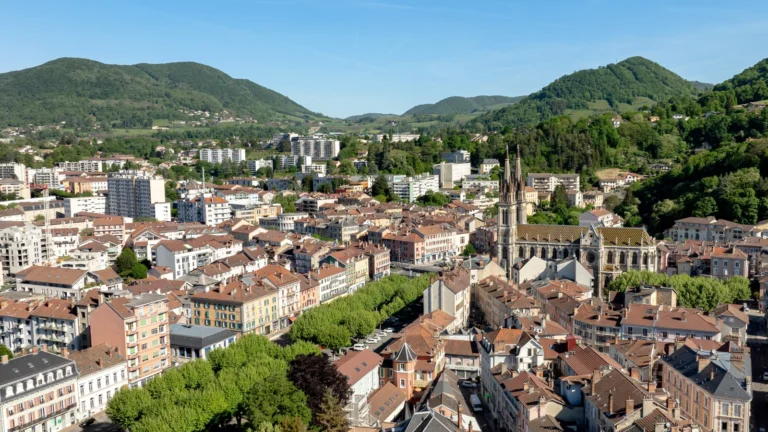 Le centre de Voiron et l’église Saint-Bruno au pied de la Chartreuse, vus par drone