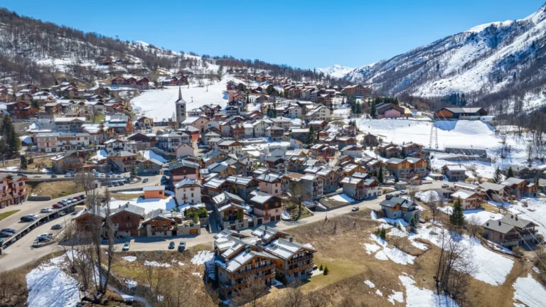 Les chalets de Saint-Martin-de-Belleville vus par drone