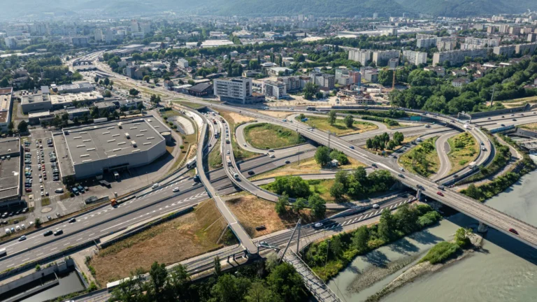 Vue aérienne par drone de l’échangeur du Rondeau, entre Grenoble et Échirolles