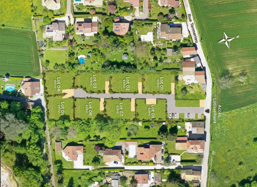 Après : le plan des 8 lots du Domaine d’Anthyllis, de 628 à 637 m², reporté sur l’orthophoto avec la voie d’accès