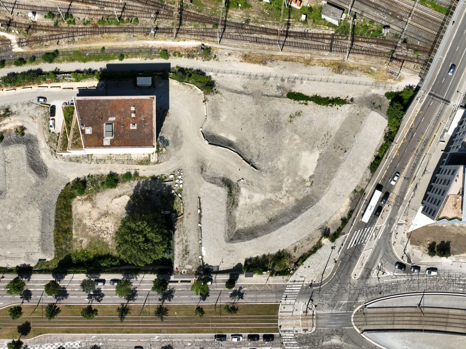 Vue verticale par drone du terrain de Yello, sur l’îlot Arc-en-Ciel près de la place Nelson Mandela à Grenoble, entre les voies ferrées et l’avenue