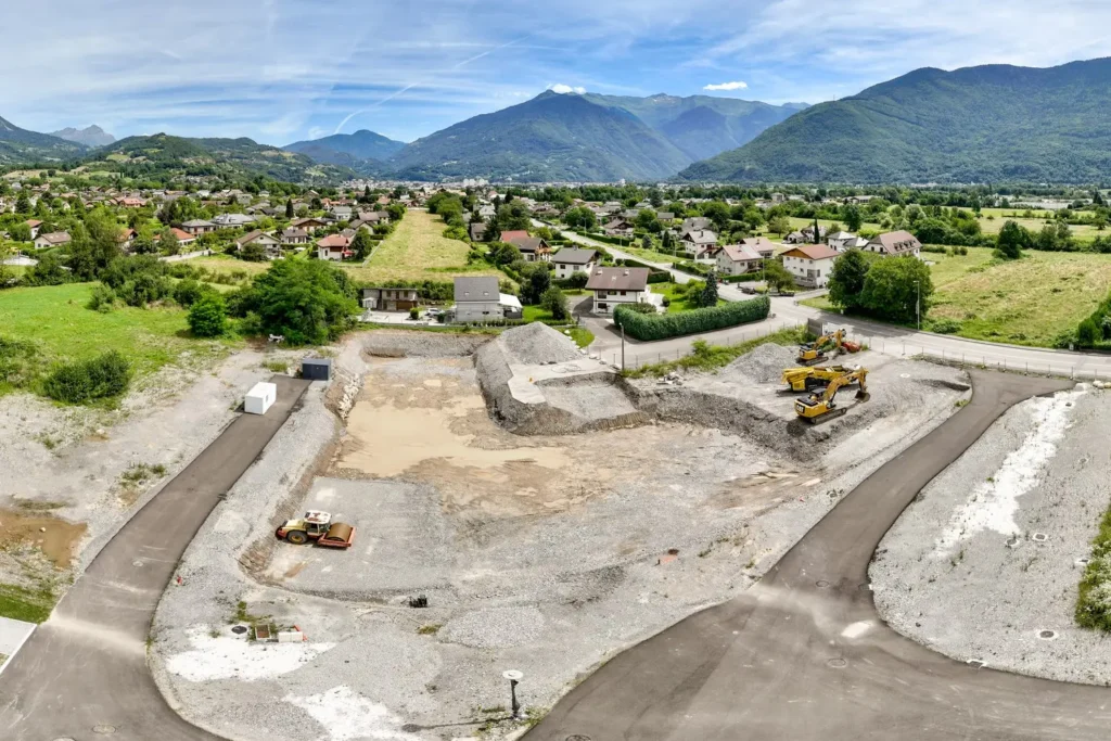 Le terrassement de La Kroisée à Gilly-sur-Isère vu par drone, avec la vallée et les montagnes en arrière-plan