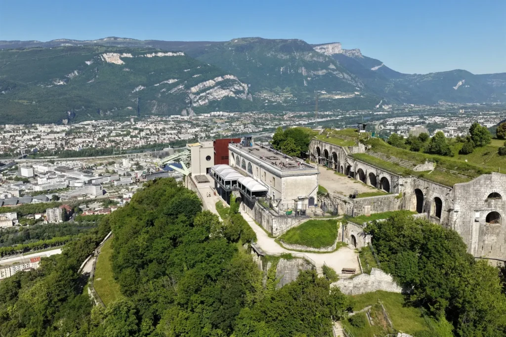 Le fort de la Bastille et la gare d’arrivée du téléphérique, au-dessus de Grenoble, vus par drone