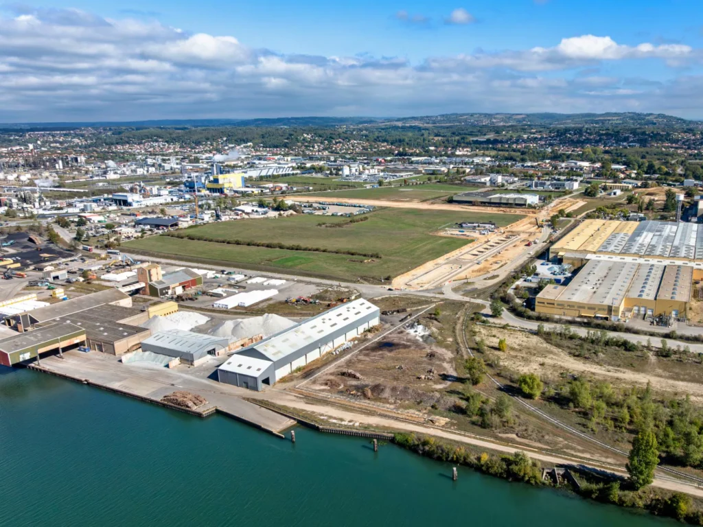 Le port de Salaise-Sablons au bord du Rhône et les terrains de la zone Inspira, vus par drone