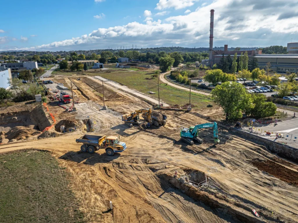Pelles et tombereau sur les terrassements du chantier Inspira à Sablons, vus par drone