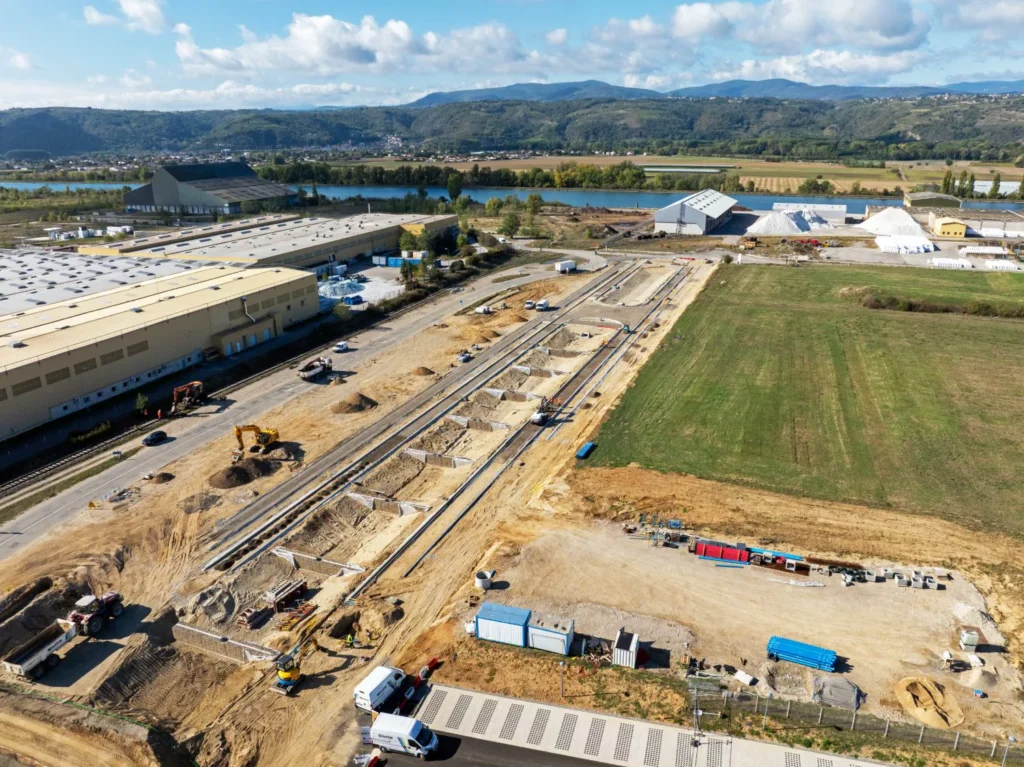 Création de la nouvelle voirie et de ses ouvrages sur le chantier Inspira à Sablons, avec le Rhône en arrière-plan, vue par drone