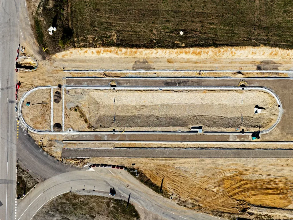 La nouvelle voirie du chantier Inspira à Sablons et ses bordures, vue à la verticale par drone