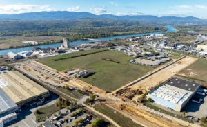 Vue aérienne du site industrialo-portuaire Inspira à Sablons, entre le Rhône et les monts du Pilat, au lancement des travaux