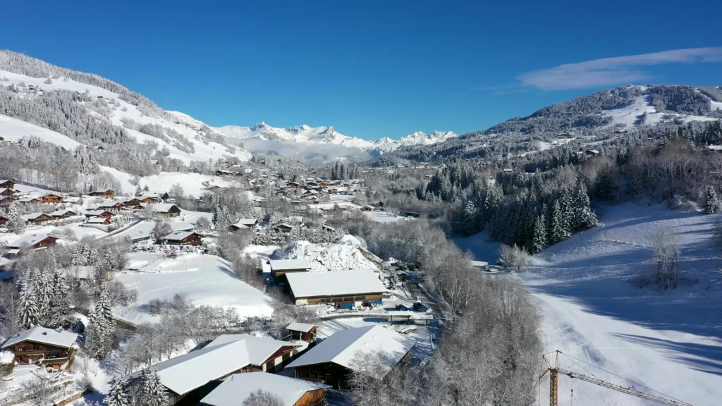 Les chalets de La Praz-sur-Arly sous la neige et les sommets du Val d’Arly, vus par drone