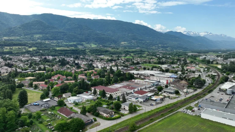 Pontcharra vu par drone : la ville, la voie ferrée et les zones d’activités au pied du massif de Belledonne