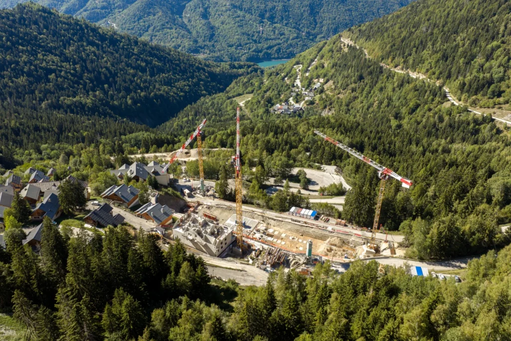 Le chantier du Grand Pic au-dessus de la vallée, avec le lac du Verney en contrebas, vu par drone