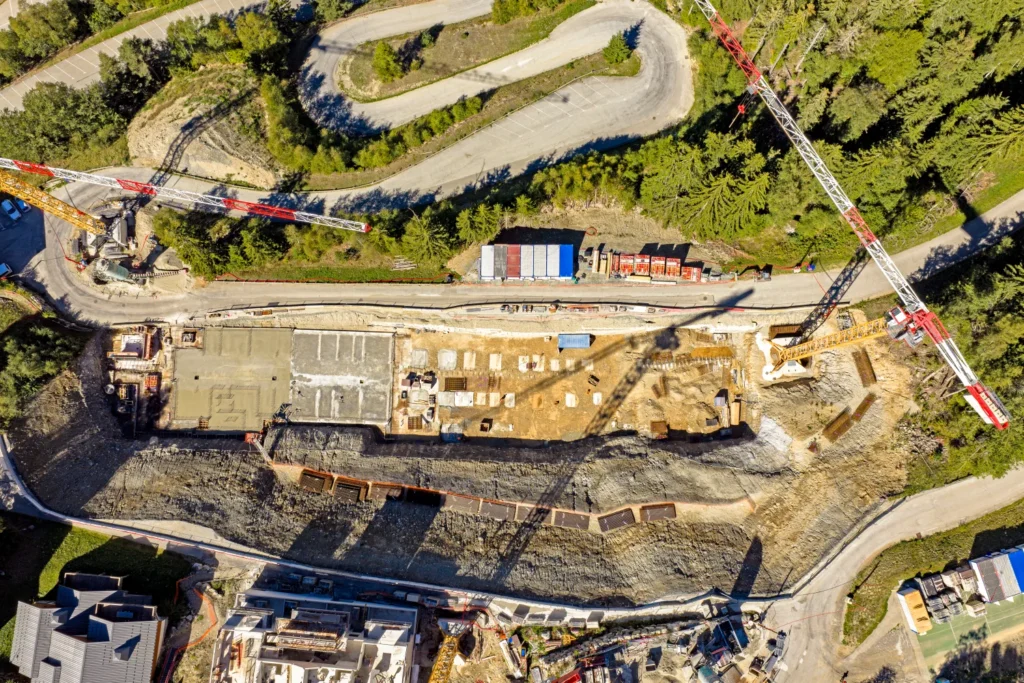 Vue zénithale par drone de la fouille du Grand Pic, des grues et de la route en lacets