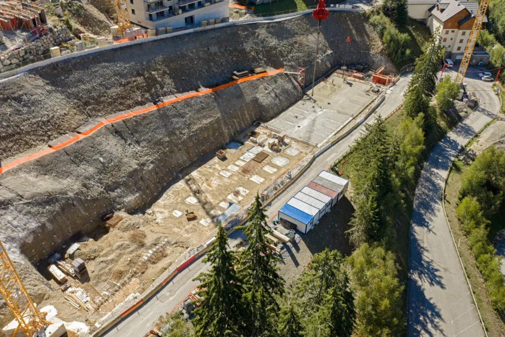 Vue aérienne de la fouille du Grand Pic, de sa paroi de soutènement et de la base vie du chantier