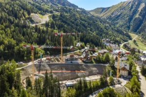Le chantier du Grand Pic et ses grues dans la station d’Oz 3300, vu par drone