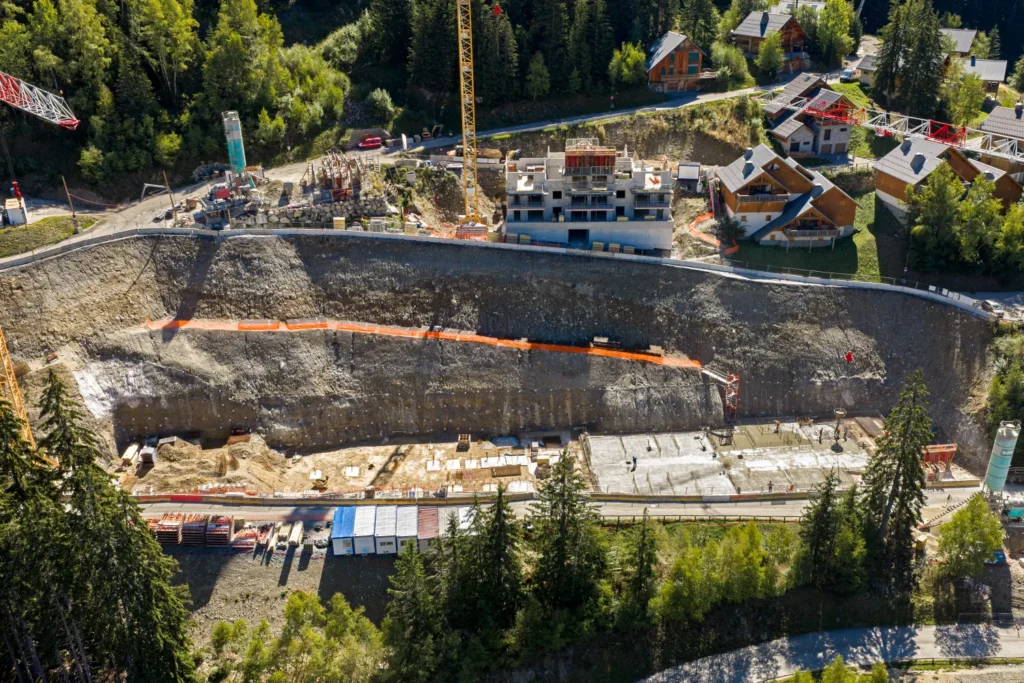 Paroi de soutènement de la fouille du Grand Pic et coulage du radier, vus par drone