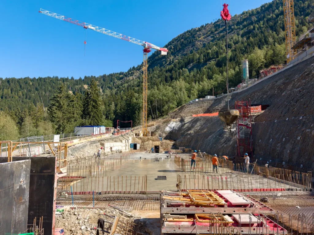 Compagnons sur le radier du Grand Pic pendant le coulage, sous la grue