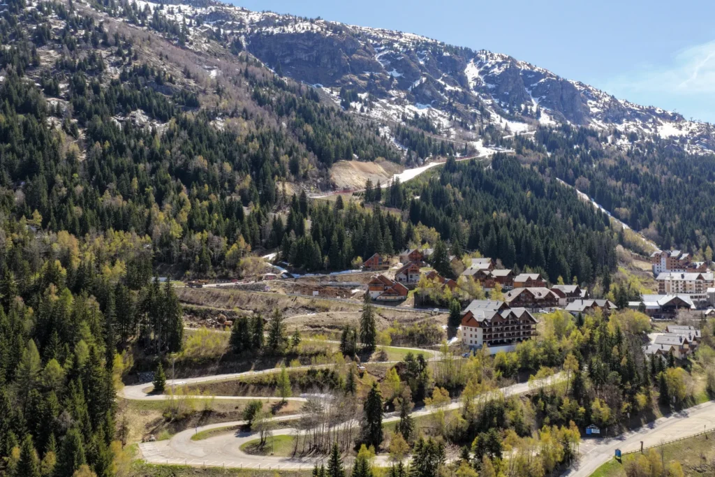 La station d’Oz-en-Oisans au printemps, au début du terrassement du Grand Pic