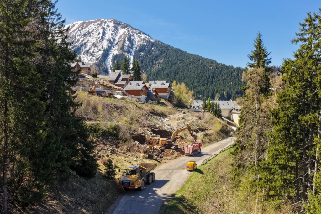 Tombereau et camions évacuant les déblais du terrassement du Grand Pic à Oz-en-Oisans