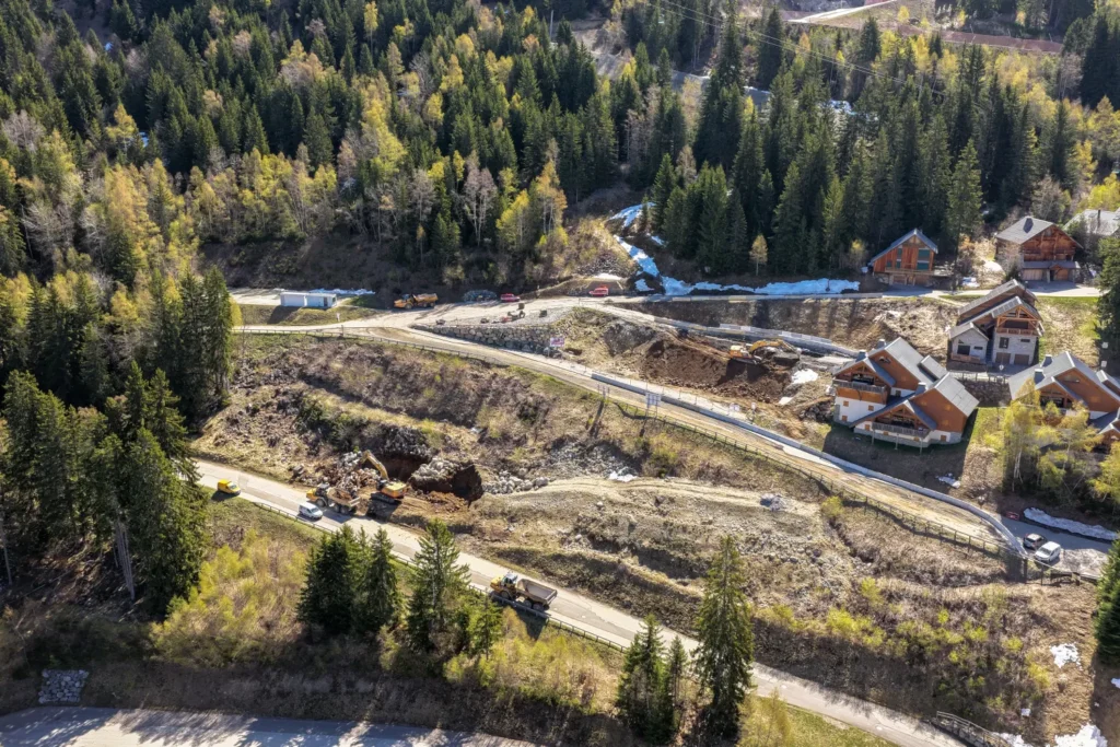 Vue aérienne du terrassement du Grand Pic au printemps, au-dessus de la route de la station