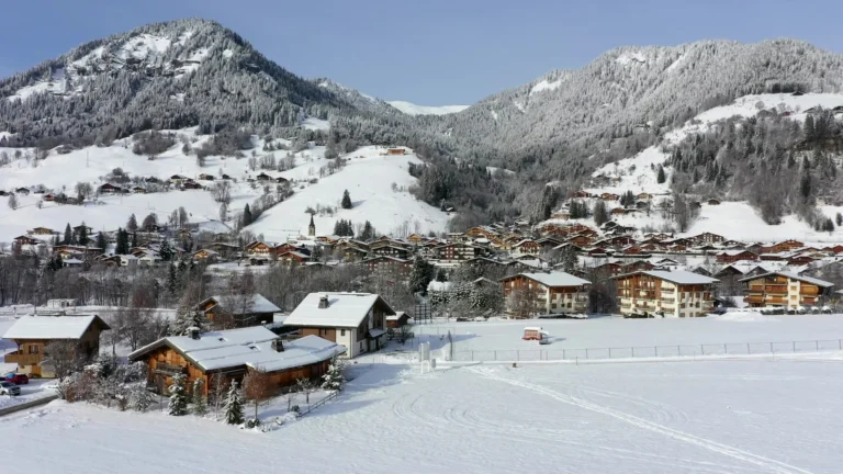 Le village de La Praz-sur-Arly sous la neige et ses montagnes, vu par drone